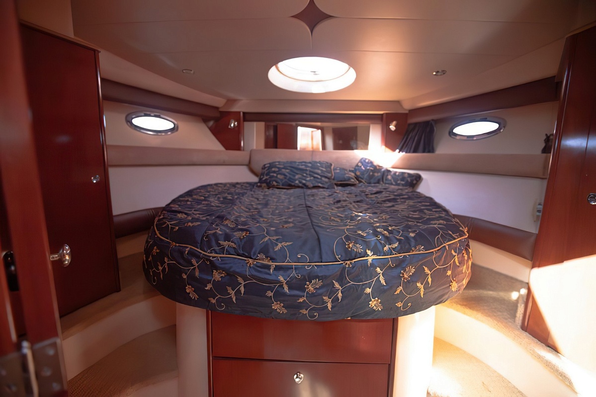 Аренда яхты Meridian 39 в Санкт-Петербург - каюта